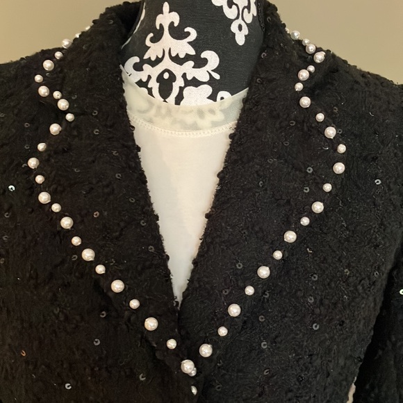 Fun pearl collared black jacket with fun knotted and sequenced blazer. - Picture 2 of 14